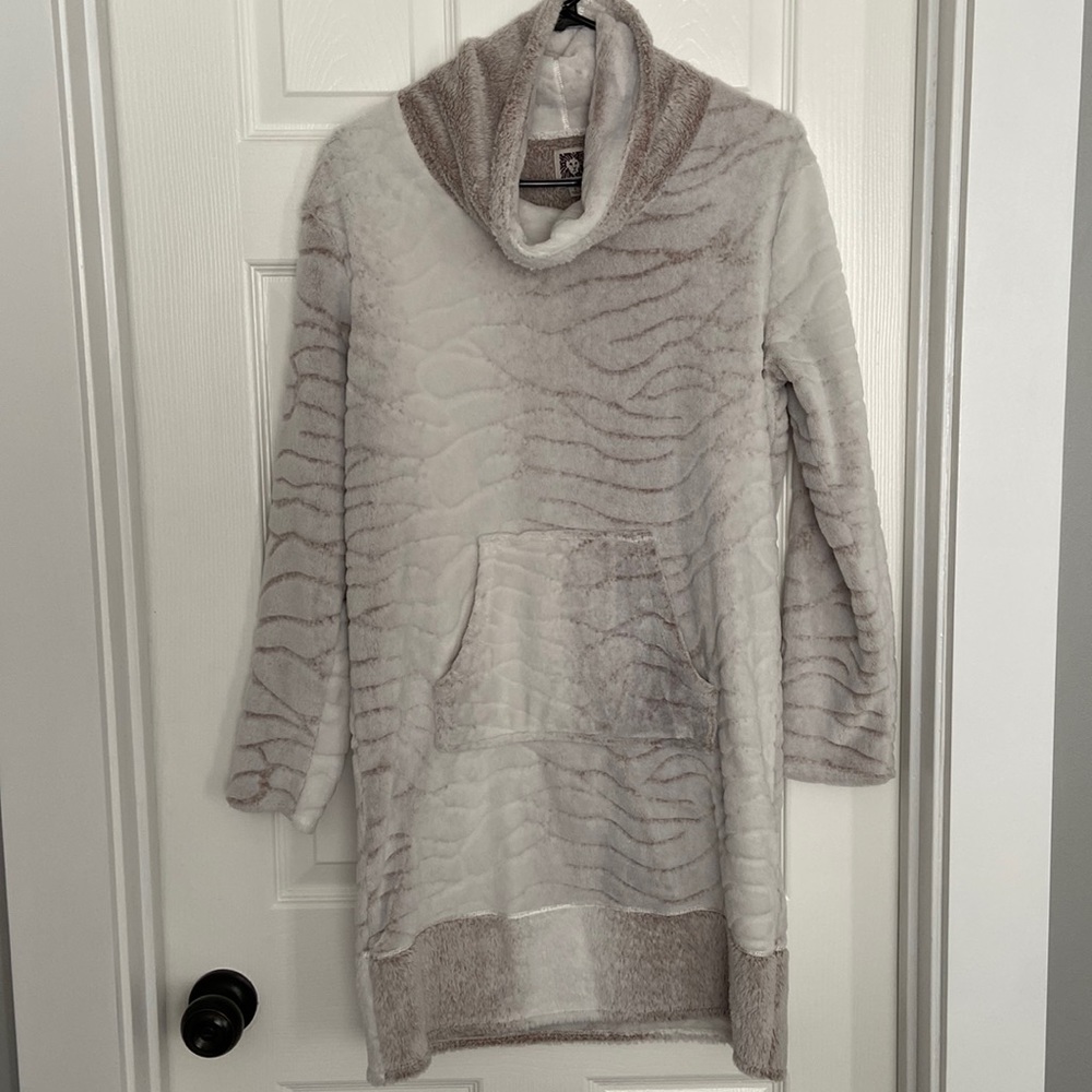 Fluffy dress with front pocket